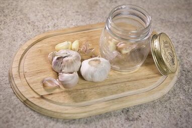 Empty garlic to remove parasites from the body